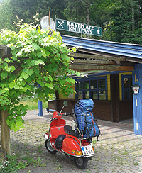 Rote Vespa am Kniepass